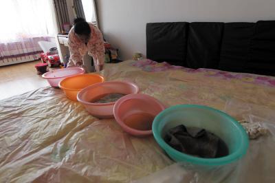 吴堡楼上漏水，住户失联，小区没物管，业主维权难！律师来支招……